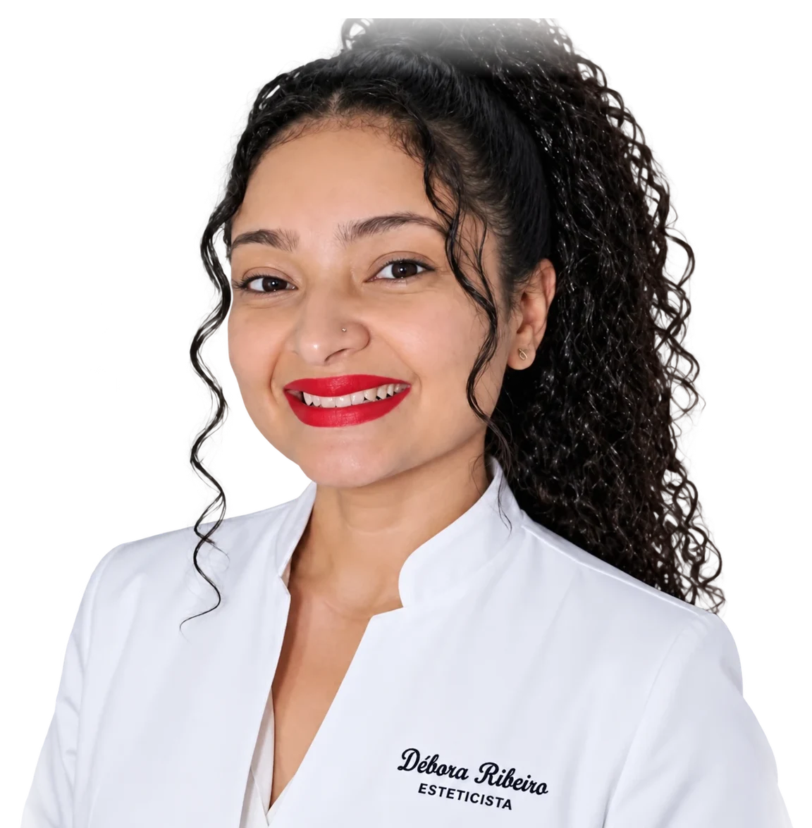 Débora Ribeiro, esteticista, sorrindo com jaleco branco